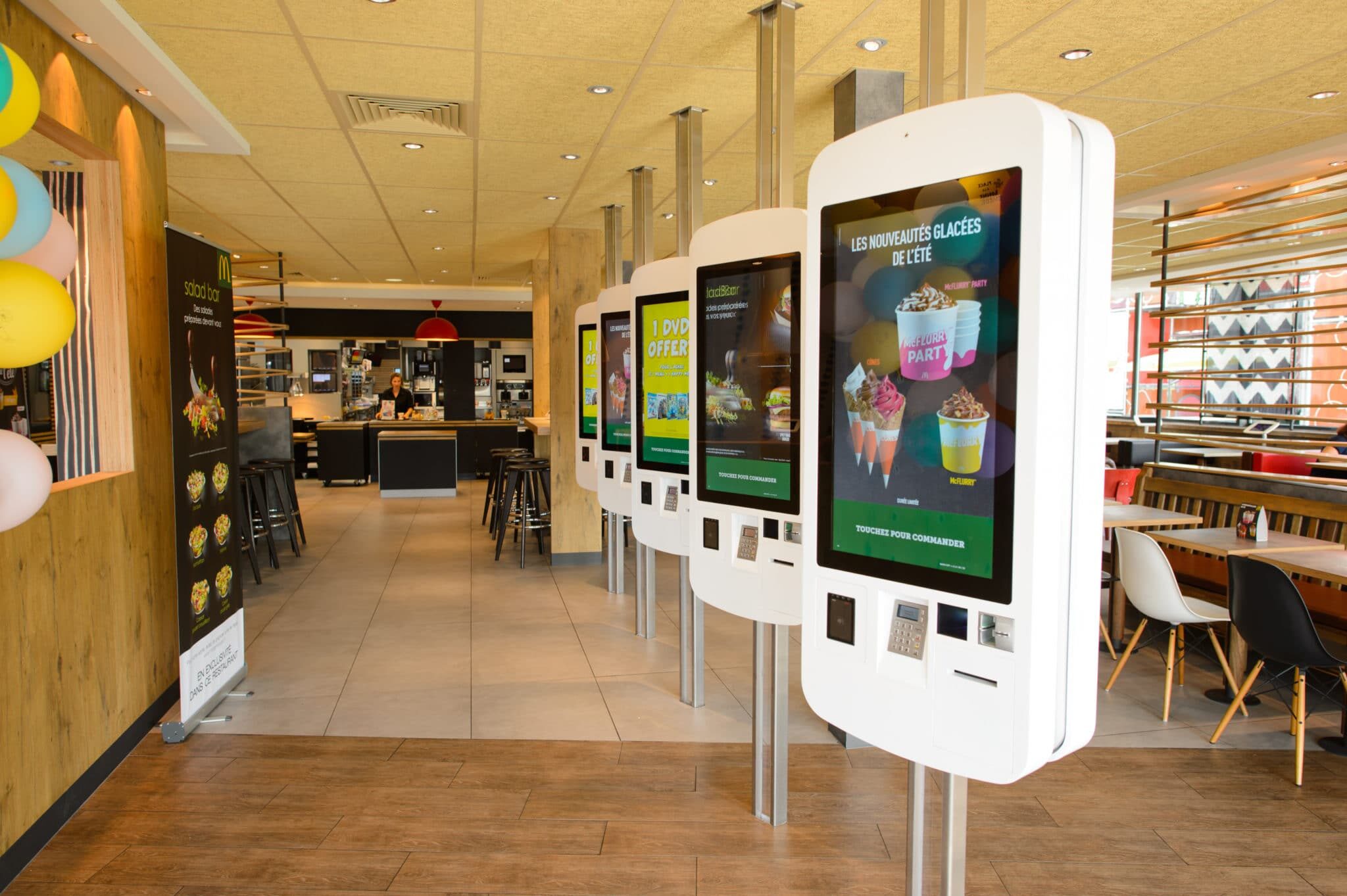 LA VILLE-AUX-DAMES, FRANCE - 12 août 2015: l'intérieur du restaurant McDonald's. McDonald's est la plus grande chaîne de restauration rapide de hamburgers au monde, fondée aux États-Unis.