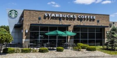 Les États-Unis sont sur la même voie COVID-19 que la Chine, selon le chef de Starbucks