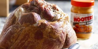 Faites cuire des ailes et arrosez votre jambon de Pâques avec des sauces pour ailes de sirop