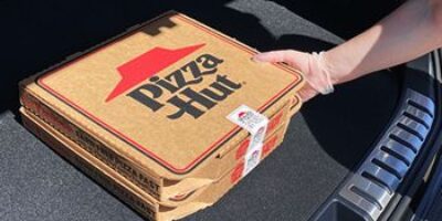 Pizza Hut lance un ramassage sans contact au bord du pays, dévoile de nouveaux scellés de sécurité et prévoit de fournir plus de 10 millions de masques aux membres de l'équipe dans tous les restaurants