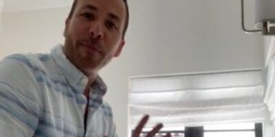 Célébrités se lavant les mains pour soutenir les employés du restaurant et les familles