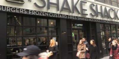 Shake Shack supprime des emplois alors que les ventes des magasins comparables diminuent au premier trimestre