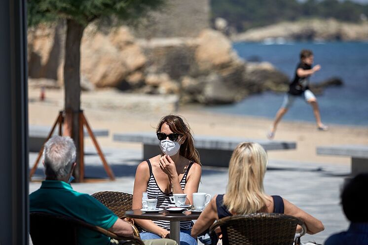 Varias personas toman caf