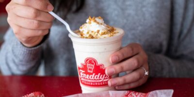 Freddy s'attaque à «l'hospitalité par le biais d'un haut-parleur» + un avocat dissipe la confusion entourant les fonds de relance | Podcast QSRweb