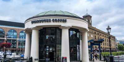 Starbucks ouvre ses magasins britanniques jeudi avec des précautions