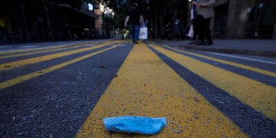 Multas de hasta 900 euros por tirar la mascarilla o los guantes al suelo