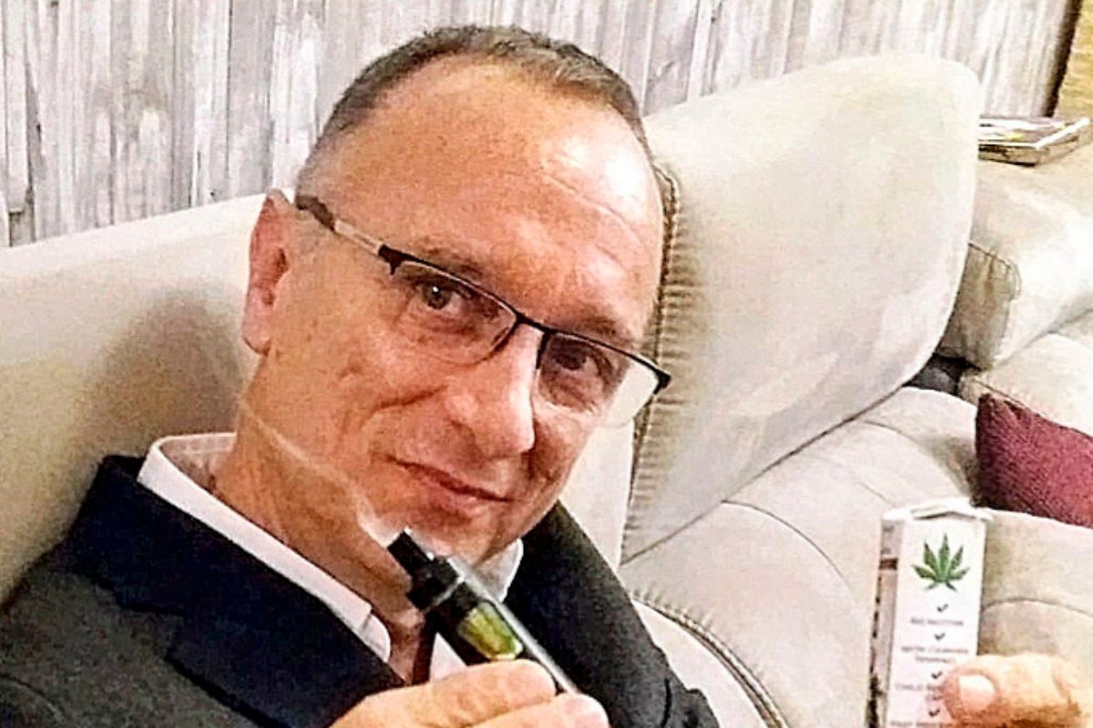 Carlos Leiva, con los cannabinoides que consume.