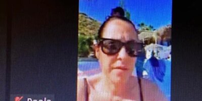 Una concejal de un pueblo de Mlaga, en bikini y desde una tumbona de la playa en un pleno por videollamada