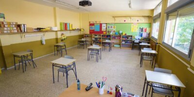 Vuelta a clase en un colegio de Madrid: pupitres separados, gel hidroalcohlico… y ningn alumno