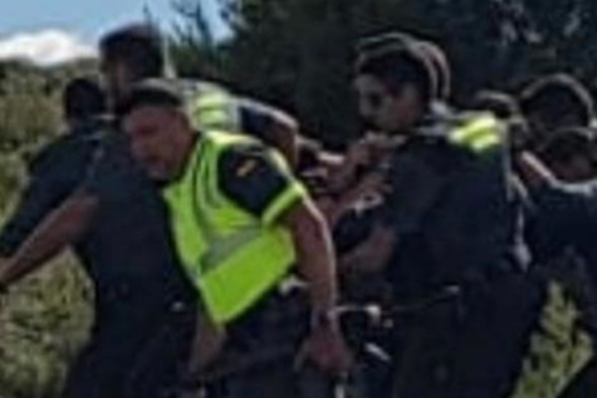 Los agentes inmovilizan al fugitivo.