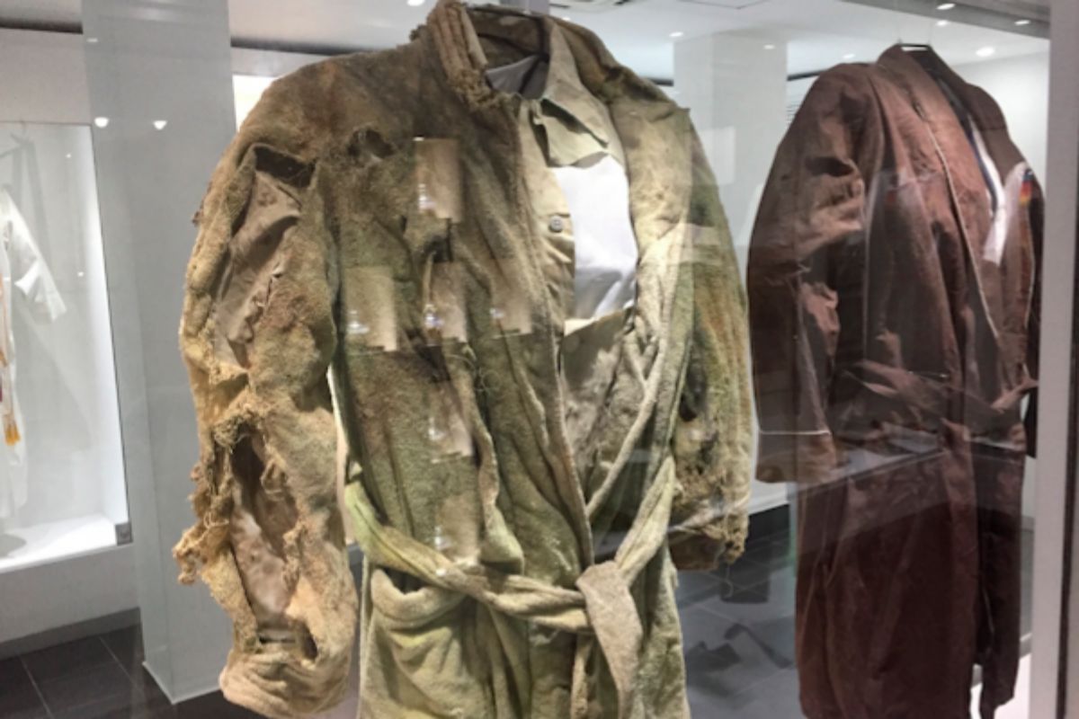 Ropas de los jesuitas agujereadas por las balas.