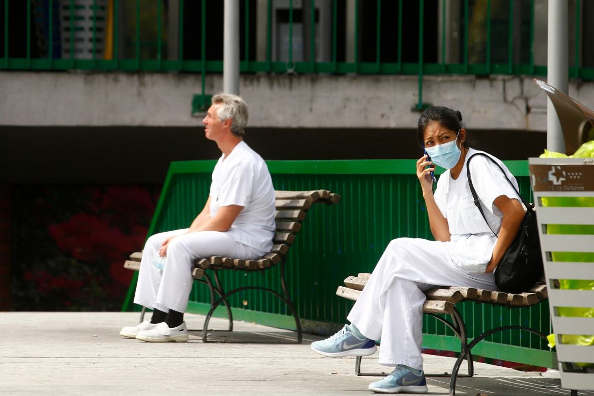Personal sanitario hace un descanso, en un hospital de Madrid.