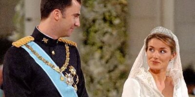 Un homme d'affaires ami du roi emrito a payé 265 000 dollars pour le voyage de noces que Don Juan Carlos a donné à Felipe et Letizia