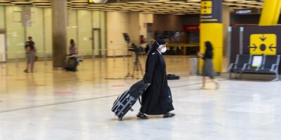 Les flambées de coronavirus et l'ouverture des frontières mettent à l'épreuve le plan de désescalade