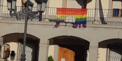Ils brûlent le drapeau arcoris de la façade de la mairie d'une ville de Tolède