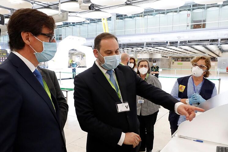 Les ministres Salvador Illa et José Luis Ábalos, à l'aéroport de ...