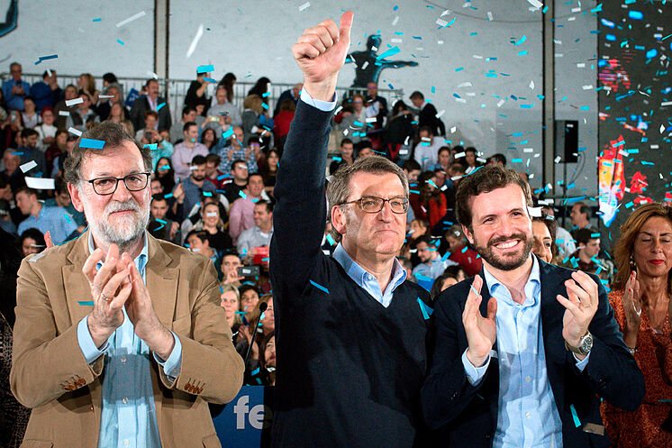 El candidado a la Xunta de Galicia, Alberto Núñez Feijóo (centro),...