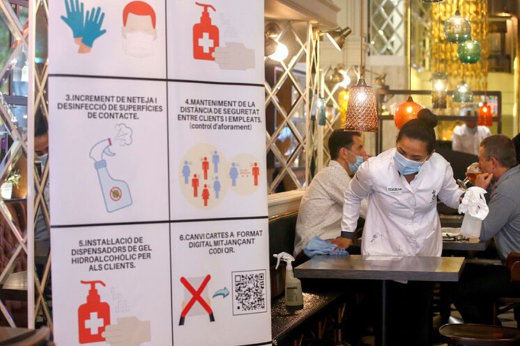 Restaurante de La Rambla de Barcelona, ya con clientes en su interior.