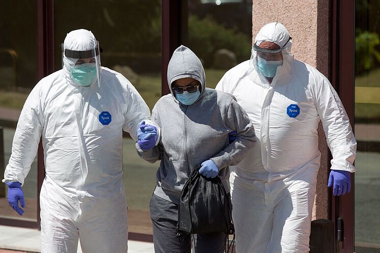Le personnel de santé transfère l'une des personnes touchées du ...