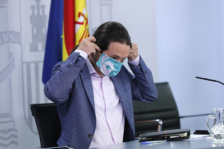 El vicepresidente del Gobierno, Pablo Iglesias, se coloca la...