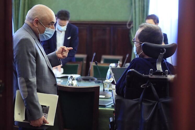 Rafael Simancas habla con Pablo Echenique en la Junta de Portavoces de...