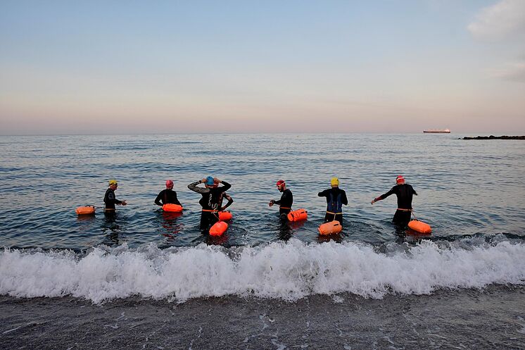 Un grupo de triatletas se preparan para entrenar este jueves en la...
