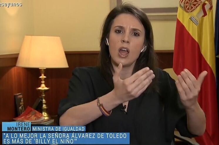 La ministra de Igualdad, Irene Montero, durante la entrevista, con la...