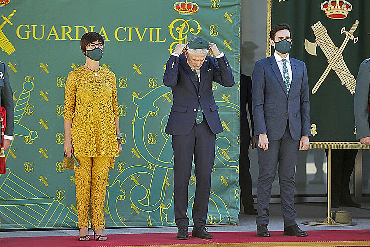 Le ministre de l'Intérieur Fernando Grande-Marlaska (au centre), ...