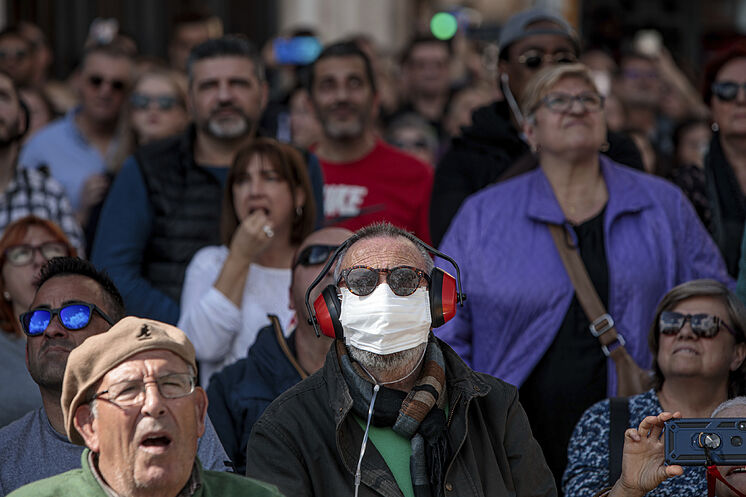 Una persona con mascarilla en una de las útimas 'mascletás' este...