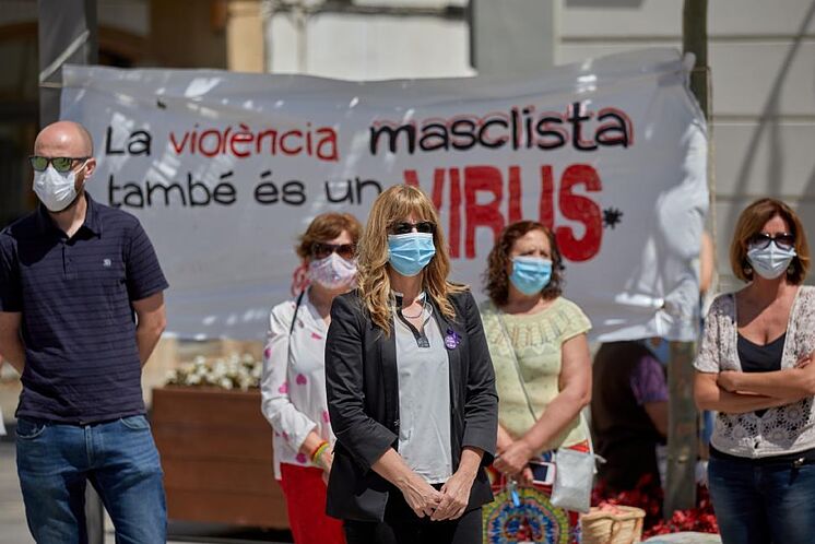 Minuto de silencio por una mujer asesinada por su marido en La Escala...