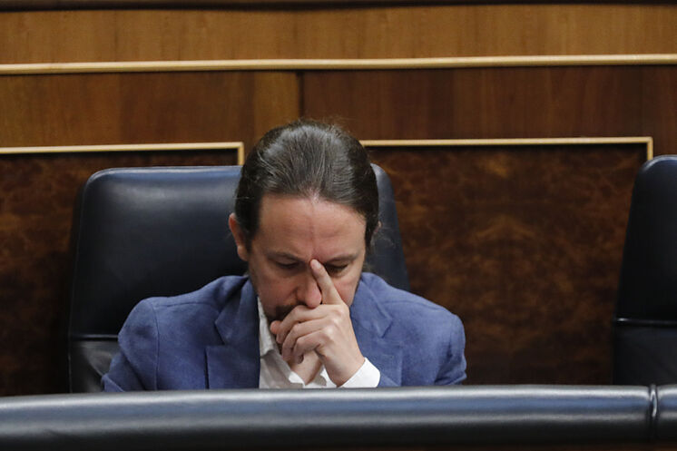 Pablo Iglesias, assis sur son tabouret