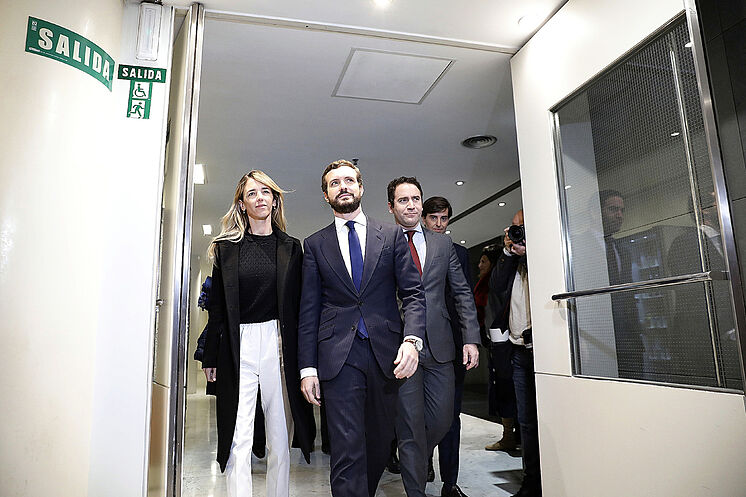 El presidente del PP, Pablo Casado (centro), con Cayetana 
