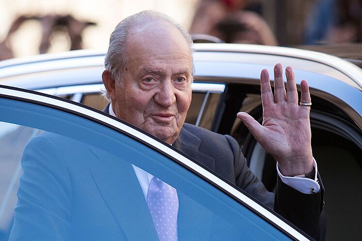 Don Juan Carlos saluda a la prensa y los ciudadanos tras acudir a la...