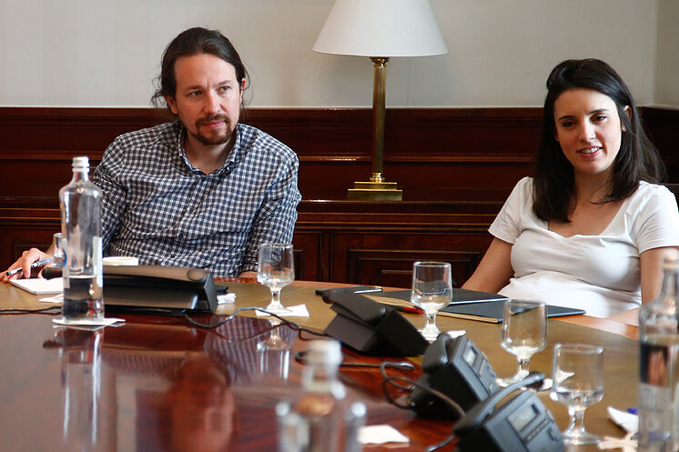 El secretario general de Podemos, Pablo Iglesias, e Irene Montero, en...