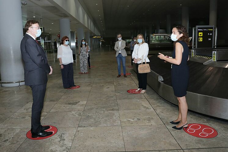 El presidente Ximo Puig en el aeropuerto Alicante-Elche.
