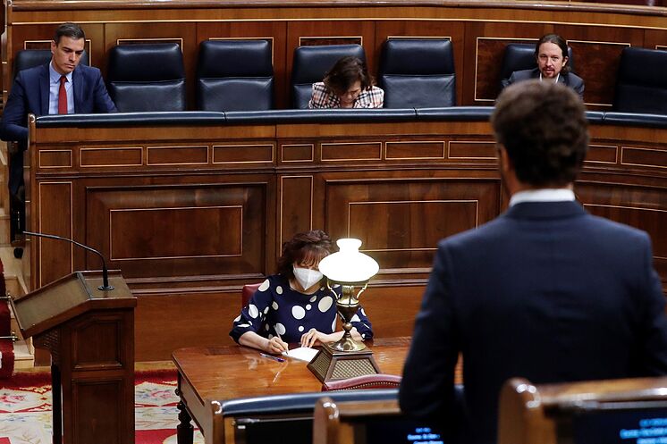 Le président du PP, Pablo Casado (le dos tourné), s'adresse à Pedro ...