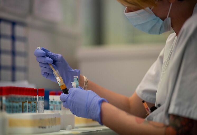 Una trabajadora analiza muestras para detectar pacientes de...