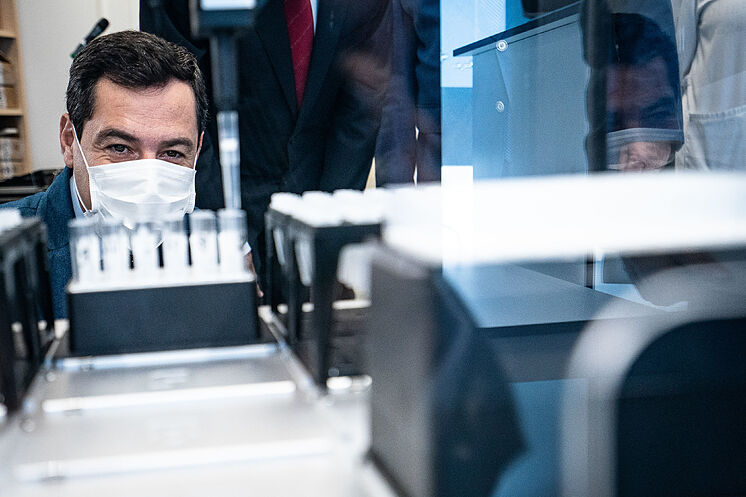 El presidente de la Junta, Juanma Moreno, observa el robot del...