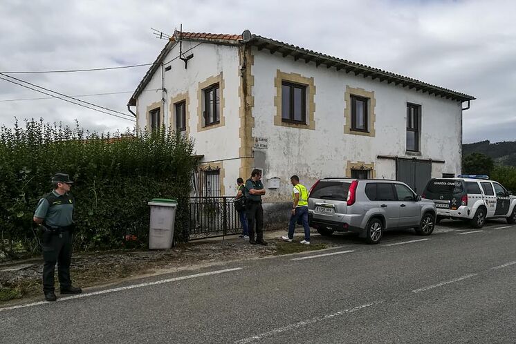 La Guardia Civil tras precintar una vivienda por un crimen machista...