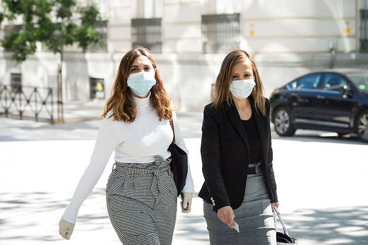 Dina Bousselham (à gauche) et son avocate, Marta Flor, arrivent au ...