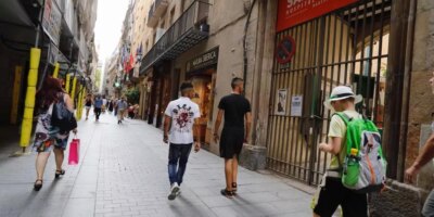 De jeunes étrangers sans-abri dans les rues de Barcelone