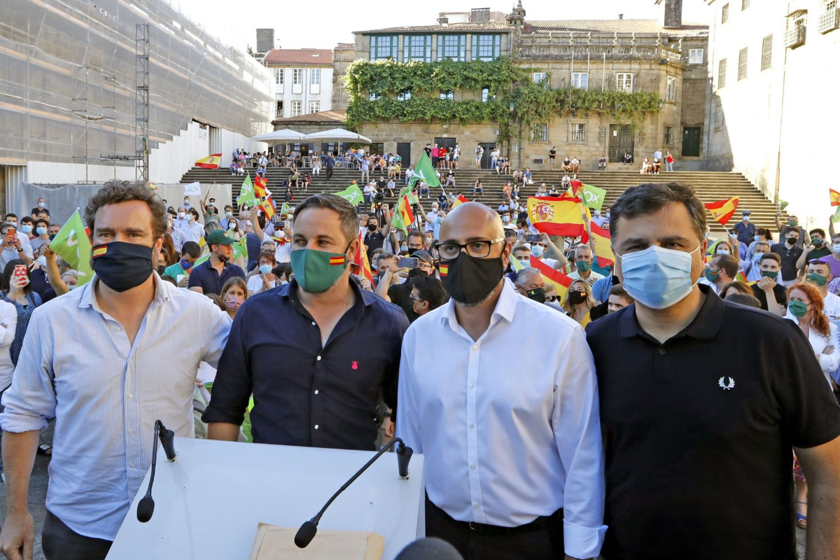 Le président du Vox, Santiago Abascal (deuxième à droite), lors d'un événement à Saint-Jacques-de-Compostelle.