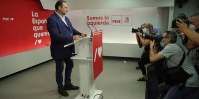 Intrigué par le PSOE pour sa stagnation et l'effondrement de Podemos