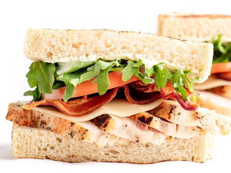 Club de poulet et bacon de Modern Market Eatery Modern Market Eatery capitalise sur l'innovation pour mieux servir les clients et se développer en 2020