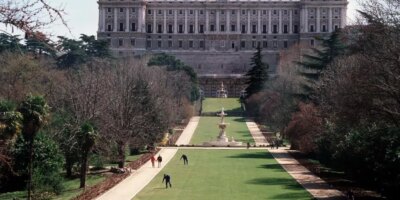 Cinq jeunes jettent de la peinture sur la statue de Juan Carlos I dans les jardins du Campo del Moro du Palais Royal