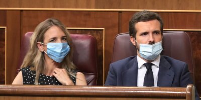 Pablo Casado, pris entre le feu du PSOE et Vox