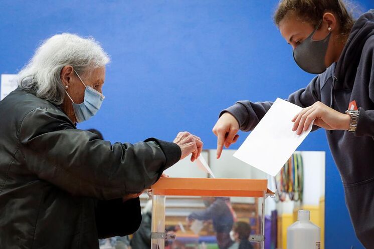 Un électeur a présenté l'enveloppe avec son bulletin de vote dimanche dernier à ...