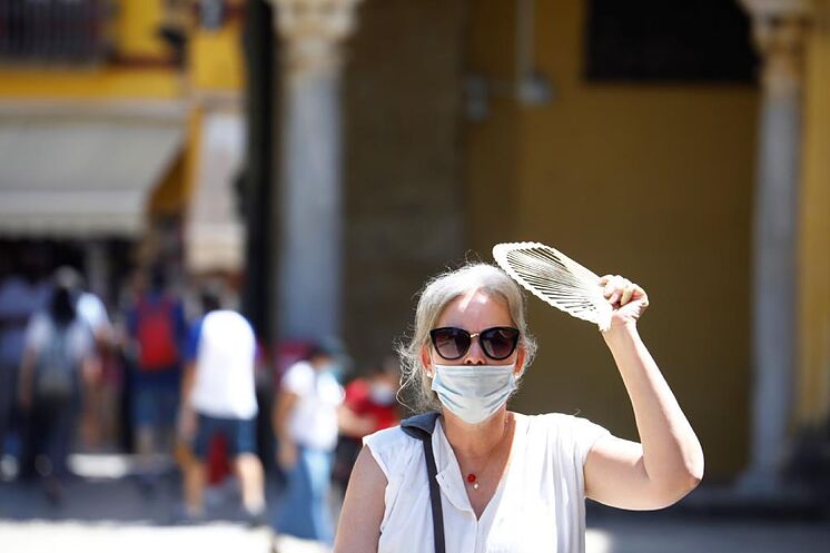Une femme se protège avec un éventail