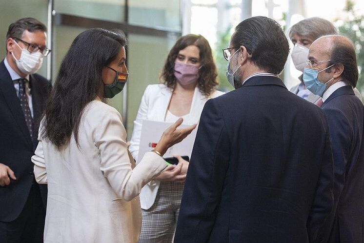 Monastère et Ayuso à l'Assemblée.