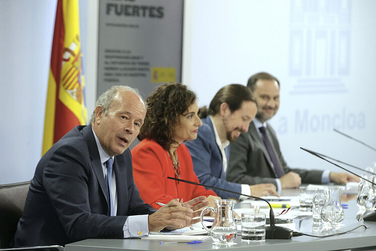 Juan Carlos Campo, au premier plan, tarit le Conseil des ministres de ...